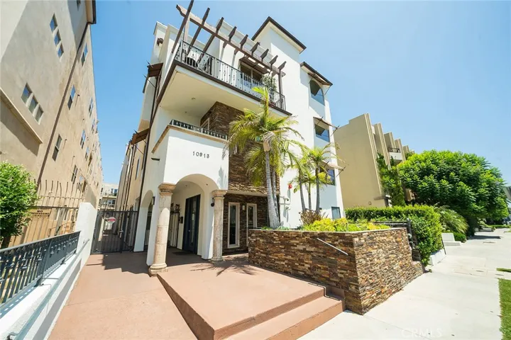 10913 Whipple Street 303, Toluca Lake, California 91602