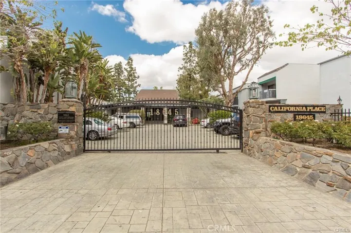 18645 Hatteras Street 406, Tarzana, California 91356