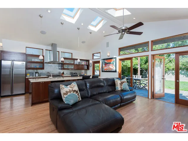 11489 La Maida Street, North Hollywood, California 91601