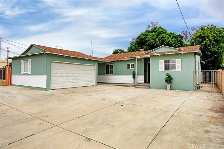 Welcome to 4940 N. Grand Avenue!