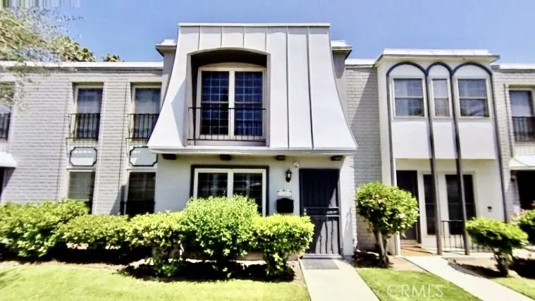 22151 1/2 Oxnard Street, Woodland Hills, California 91367