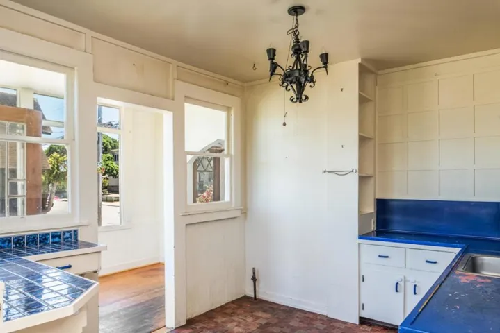 284 Central Avenue, Pacific Grove, California 93950