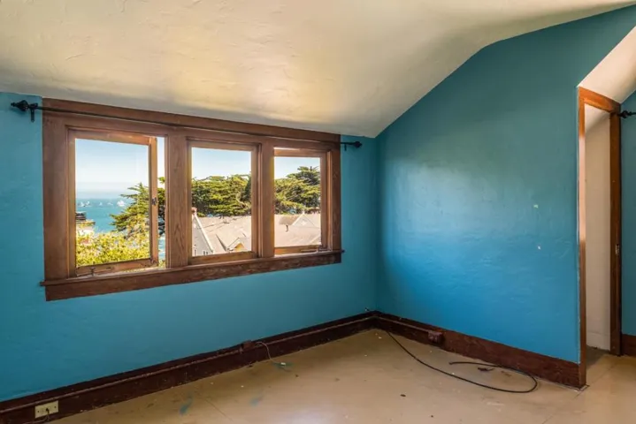 284 Central Avenue, Pacific Grove, California 93950
