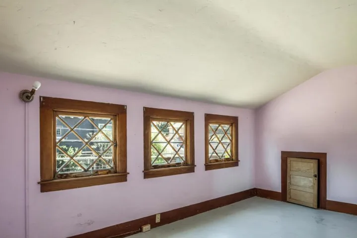 284 Central Avenue, Pacific Grove, California 93950