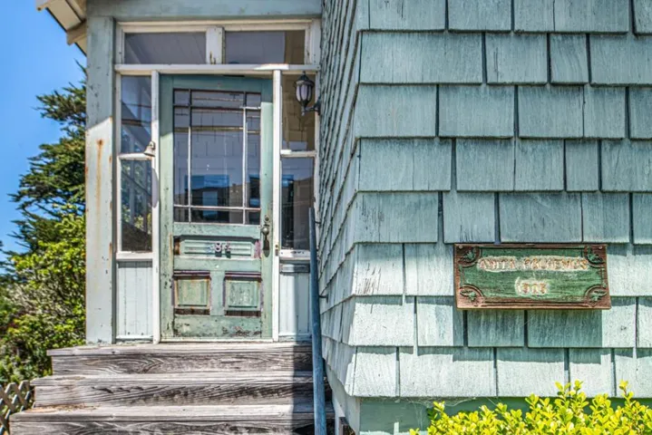 284 Central Avenue, Pacific Grove, California 93950