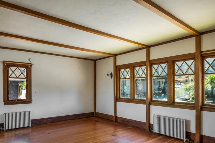 284 Central Avenue, Pacific Grove, California 93950