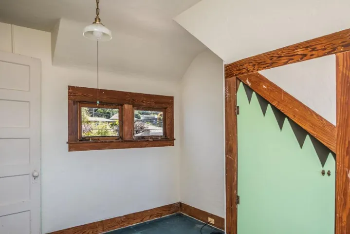 284 Central Avenue, Pacific Grove, California 93950