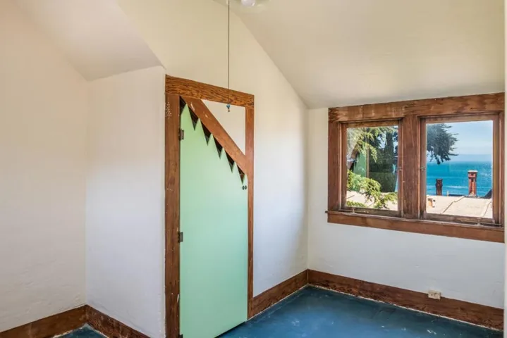 284 Central Avenue, Pacific Grove, California 93950
