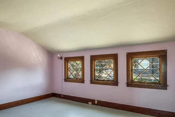 284 Central Avenue, Pacific Grove, California 93950