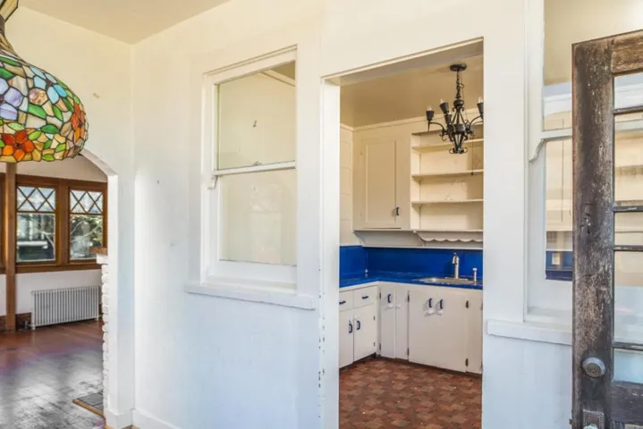 284 Central Avenue, Pacific Grove, California 93950