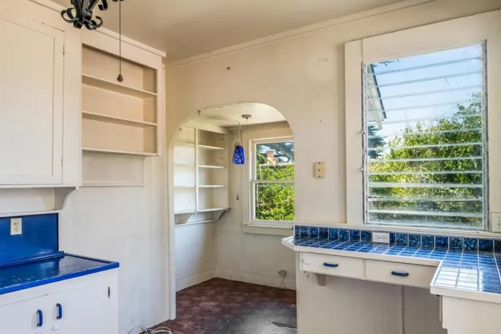 284 Central Avenue, Pacific Grove, California 93950