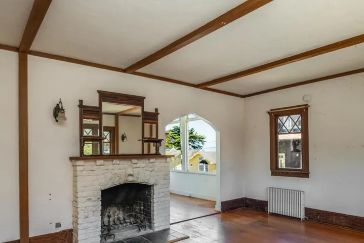 284 Central Avenue, Pacific Grove, California 93950