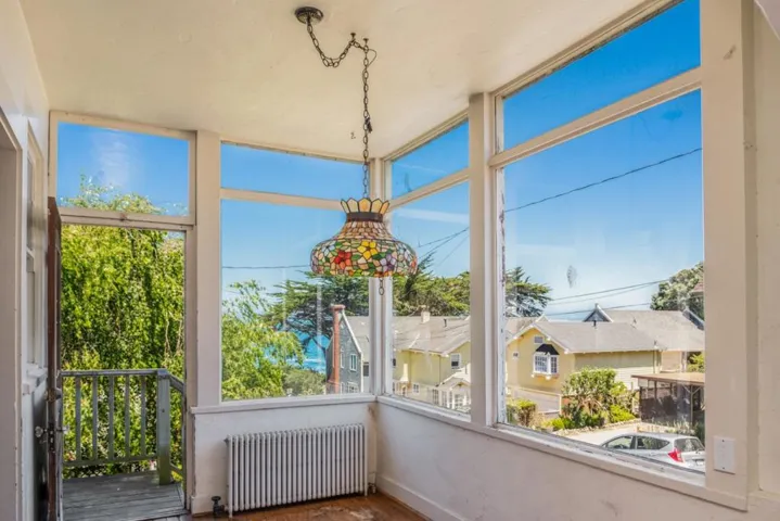 284 Central Avenue, Pacific Grove, California 93950