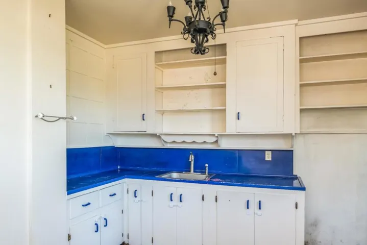 284 Central Avenue, Pacific Grove, California 93950