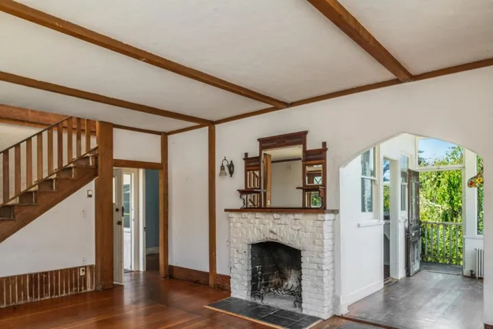 284 Central Avenue, Pacific Grove, California 93950