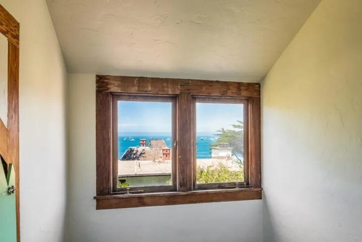 284 Central Avenue, Pacific Grove, California 93950