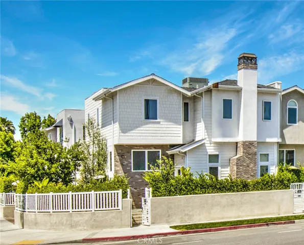 11953 Riverside Drive, Valley Village, California 91607