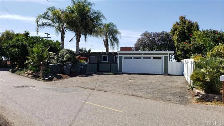 207 Knoll Road, Vista, California 92083