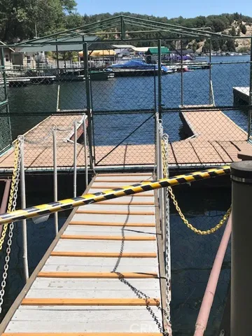 Gated single slip dock.