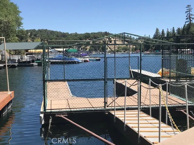Gated single slip dock.