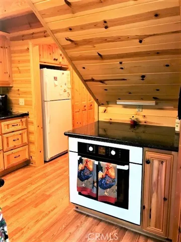 Convection oven with quartz counter.