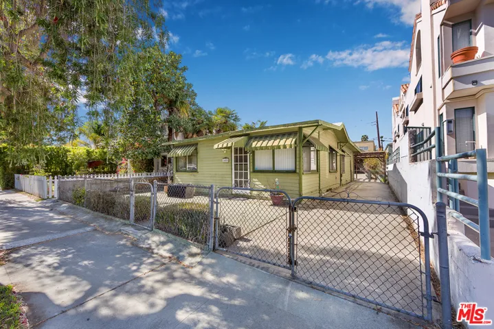 2455 Chelsea Place, Santa Monica, California 90404
