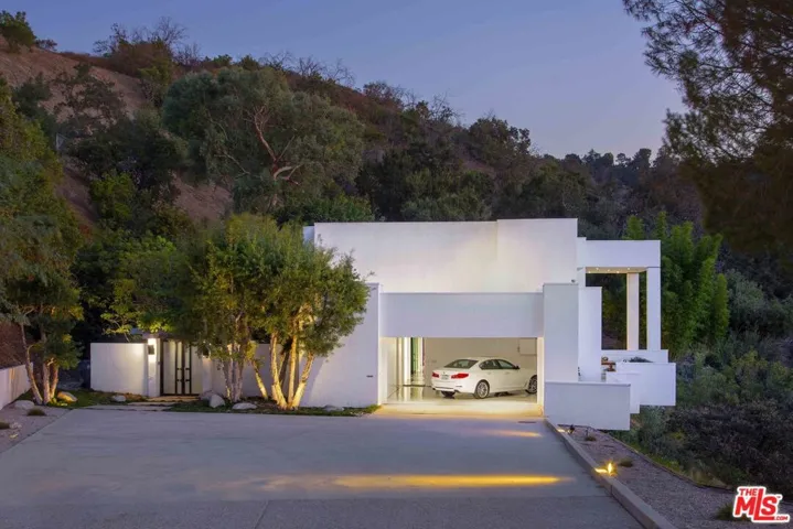 Auto Court & Garage