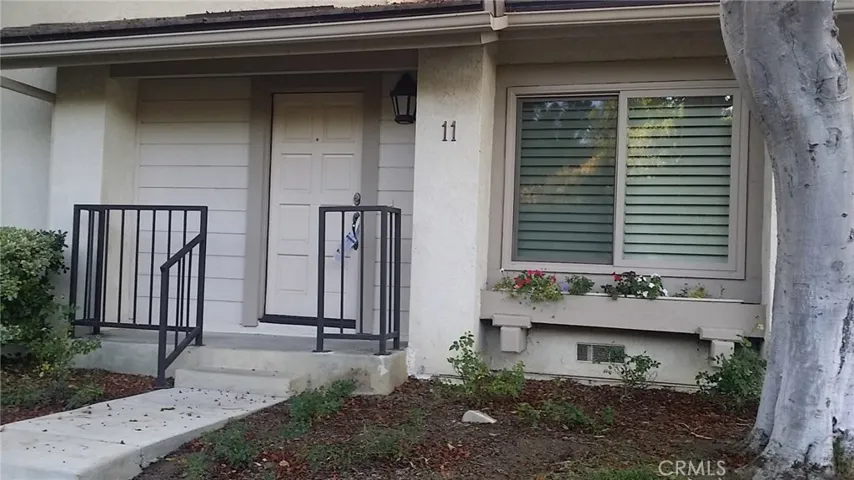 END unit face Greenbelt. only 2 step to living room
