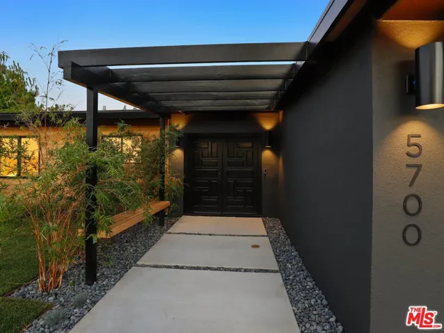 5700 Ostrom Avenue, Encino, California 91316