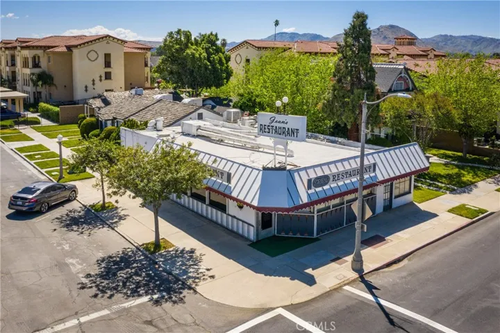 AMAZING CASH FLOW OPPORTUNITY!! FULLY FURNISHED RESTAURANT WITH FOUR HOMES INCLUDING A HISTORIC 1885 VINTAGE VICTORIAN HOME IN MUSEUM CONDITION! : )