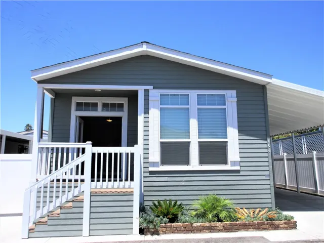 Front view of beach cottage