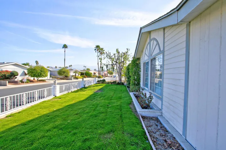 08 FRONT LAWN 121