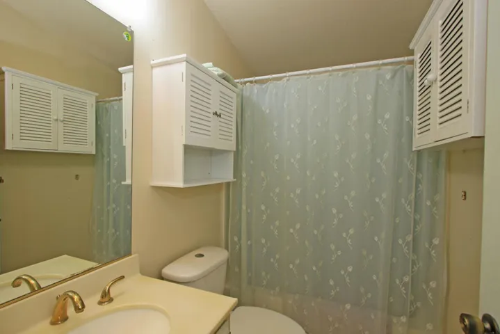 50 HALL BATH 091