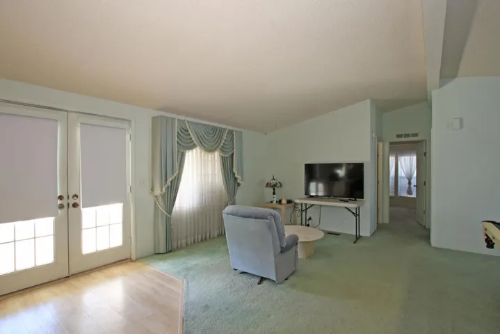 35 SITTING AREA 091