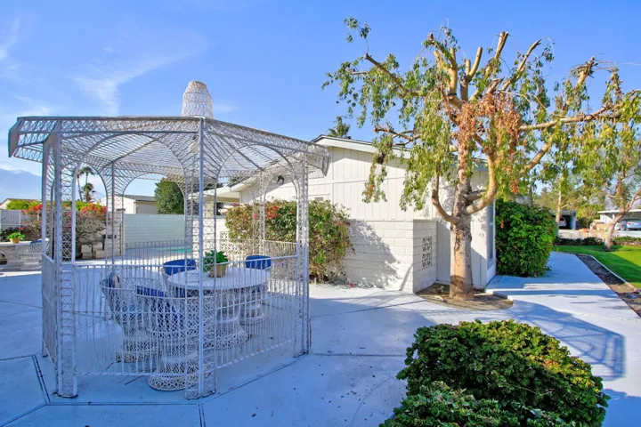 64 CENTER PATIO 121