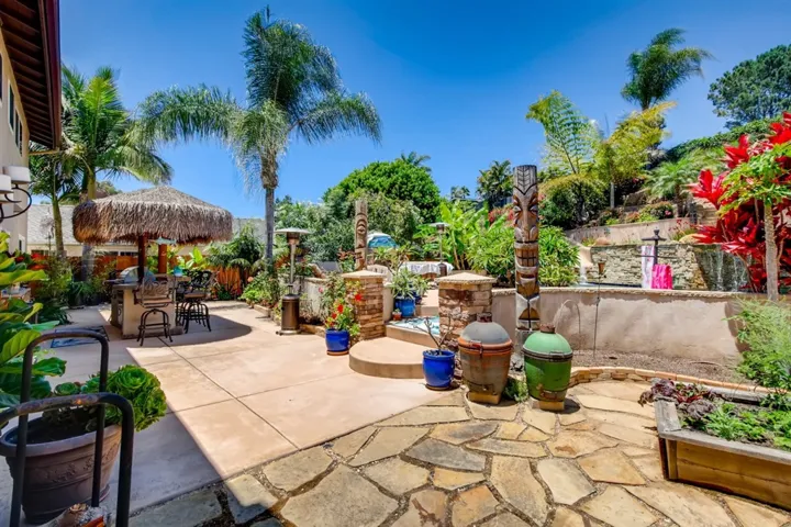 Fantastic patio & entertaining areas. Garden boxed, tile patio & tiki bar that stays too!