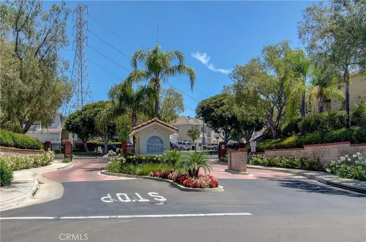 This small, gated community is in the best Aliso Viejo location...near Aliso Town Center, 73 Tollway and Glenwood Recreation Center.