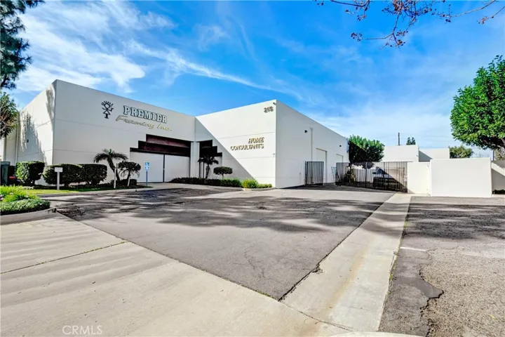 215 Lewis Court, Corona, California 92882