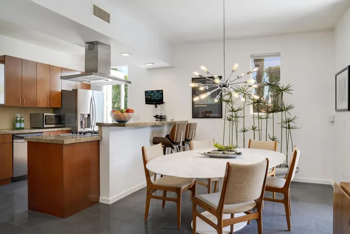 Dining & Breakfast Bar