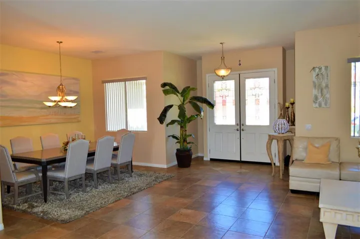 79505 Kingston Entry & Dining