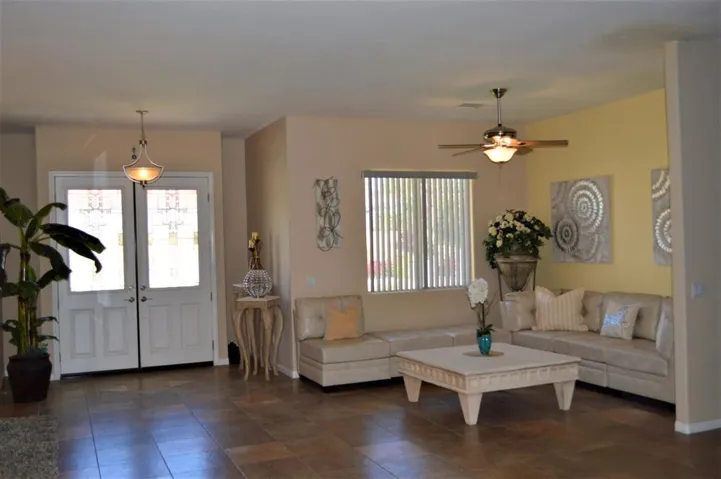 79505 Kingston Entry & Living