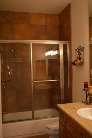 79505 Kingston Guest Bath 2 (1)