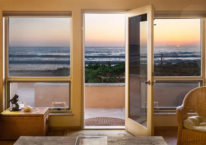 Mostly glass frontage greets you every day with ocean views and warm sunlight!
