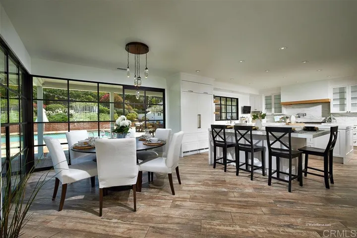 Informal Dining: Set between the Kitchen & Family Room