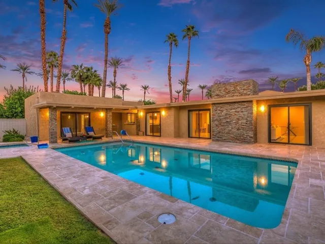 040_004_IndoorOutdoor Living