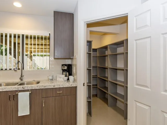 014_Walk-in Pantry