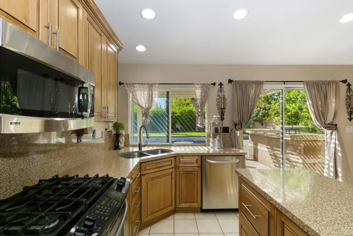 012_Kitchen (1)