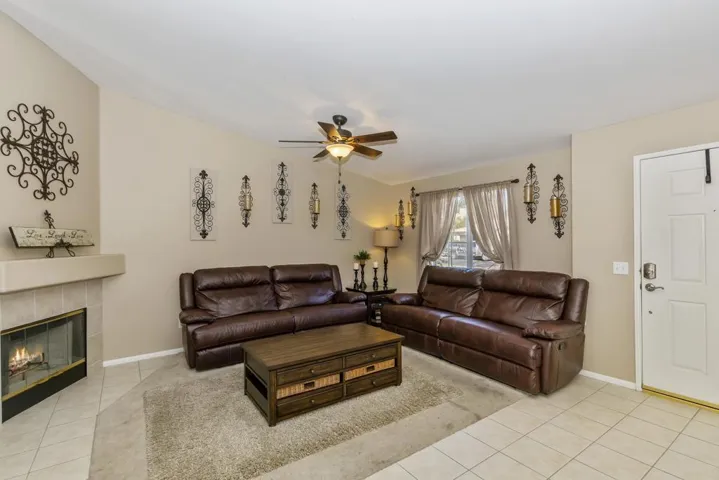 005_Living Room (1)