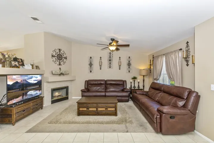 004_Living Room (2)
