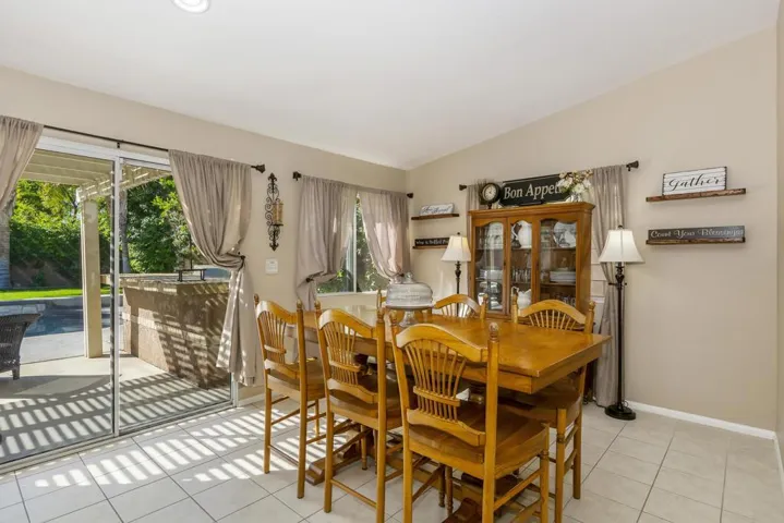 009_Dining Area (1)